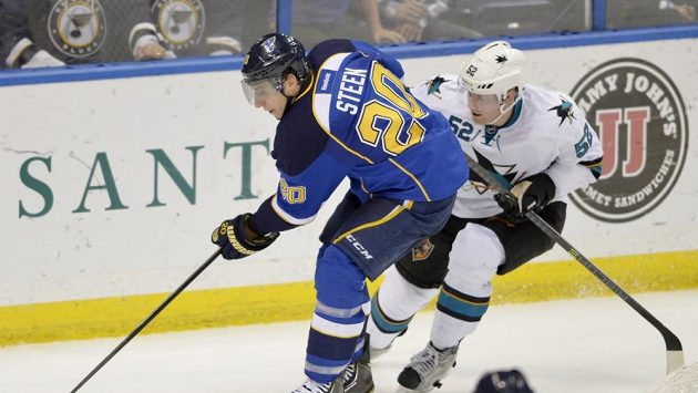 Útočník Blues Alexander Steen (vlevo) v duelu se San Jose. Útočník Blues Alexander Steen (vlevo) v duelu se San Jose.