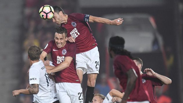 Sparťanský útočník David Lafata střílí hlavou gól v utkání proti Slovácku. Sparťanský útočník David Lafata střílí hlavou gól v utkání proti Slovácku.