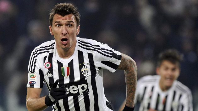 Fotbalista Juventusu Mario Mandžukič se raduje z gólu proti Fiorentině. Fotbalista Juventusu Mario Mandžukič se raduje z gólu proti Fiorentině.