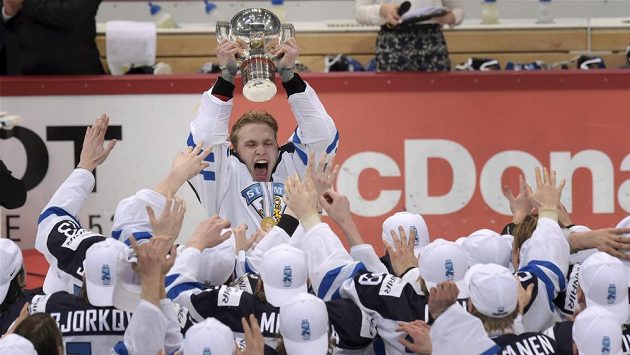 Kapitán finské reprezentace 20 let Mikko Rantanen slaví s pohárem pro mistry světa. Kapitán finské reprezentace 20 let Mikko Rantanen slaví s pohárem pro mistry světa.