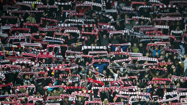 Šlágr nejvyšší fotbalové soutěže mezi Slavií a Plzní je vyprodaný. Oba týmy požene do boje rekordní kulisa. Šlágr nejvyšší fotbalové soutěže mezi Slavií a Plzní je vyprodaný. Oba týmy požene do boje rekordní kulisa.