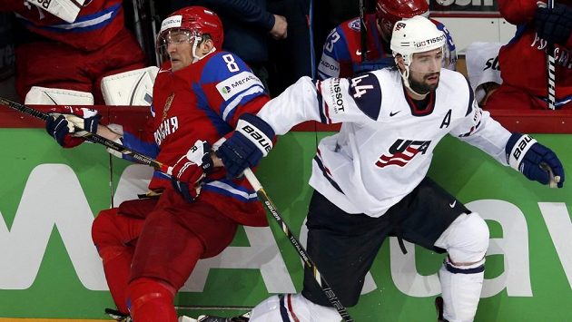 Ani ruský snajpr Alexandr Ovečkin (vlevo) sborné k postupu přes USA nepomohl. Ani ruský snajpr Alexandr Ovečkin (vlevo) sborné k postupu přes USA nepomohl.
