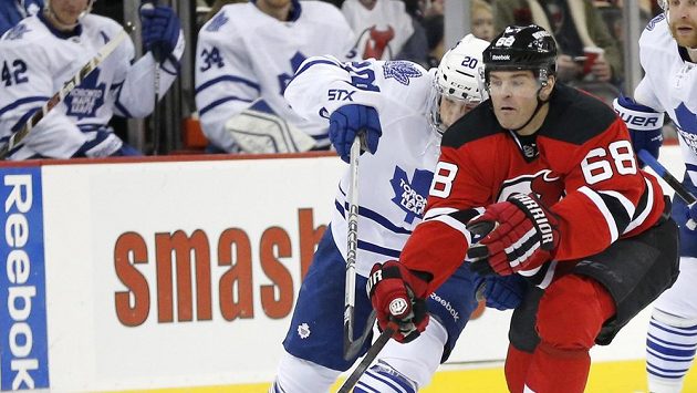Jaromír Jágr z New Jersey (vpravo) bojuje o puk s Davidem Boothem z Toronta. Jaromír Jágr z New Jersey (vpravo) bojuje o puk s Davidem Boothem z Toronta.