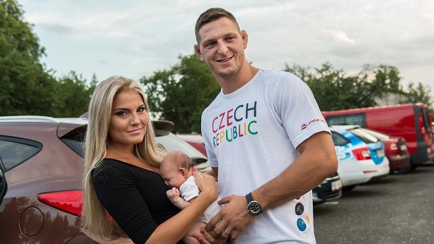 Judista Lukáš Krpálek s partnerkou a synem Antonínem během odletu třetí části olympijské výpravy na LOH do Ria. Judista Lukáš Krpálek s partnerkou a synem Antonínem během odletu třetí části olympijské výpravy na LOH do Ria.