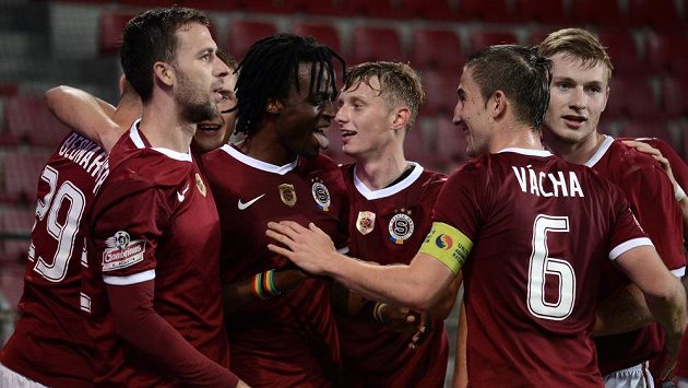 Fotbalisté Sparty oslavují Costův (uprostřed) podzimní gól do sítě Teplic. Fotbalisté Sparty oslavují Costův (uprostřed) podzimní gól do sítě Teplic.