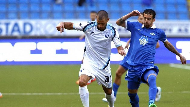 Fotbalista Molde Agnaldo (vpravo) v souboji s hráčem ND Gorica's Ronaldo Vaninem ve druhém předkole Evropské ligy. Fotbalista Molde Agnaldo (vpravo) v souboji s hráčem ND Gorica's Ronaldo Vaninem ve druhém předkole Evropské ligy.