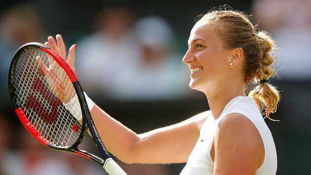 Petra Kvitová se raduje z vítězství v prvním kole Wimbledonu. Petra Kvitová se raduje z vítězství v prvním kole Wimbledonu.
