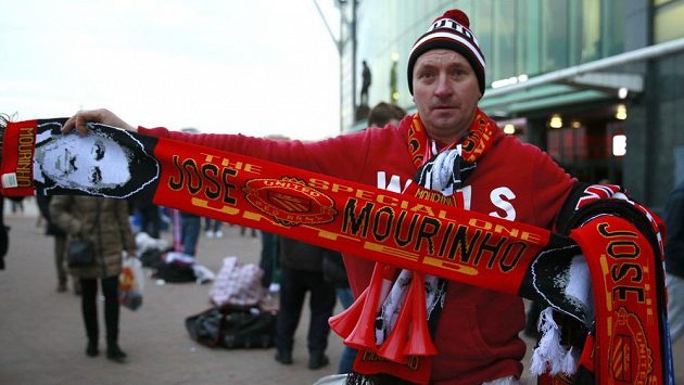 Fanoušci Manchesteru United si před zápasem s Chelsea mohli zakoupit klubovou šálu s podobiznou Josého Mourinha. Fanoušci Manchesteru United si před zápasem s Chelsea mohli zakoupit klubovou šálu s podobiznou Josého Mourinha.