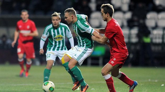 Jakub Hora z Bohemians 1905 (vlevo) a Luděk Pernica z Brna během utkání 16. kola Gambrinus ligy. Jakub Hora z Bohemians 1905 (vlevo) a Luděk Pernica z Brna během utkání 16. kola Gambrinus ligy.