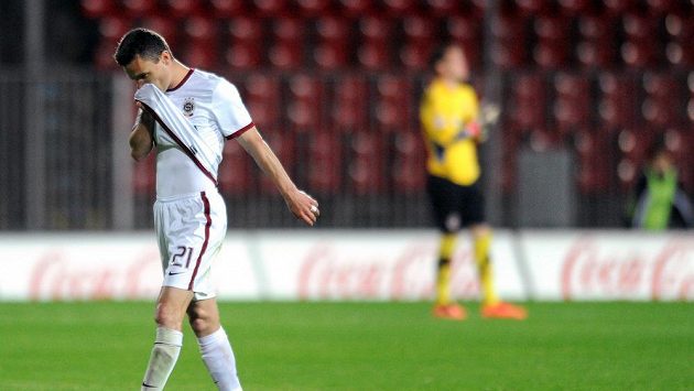 Výloučený útočník Sparty Praha David Lafata odchází ze hřiště během utkání Gambrinus ligy mezi Zbrojovka Brno a AC Sparta Praha. Výloučený útočník Sparty Praha David Lafata odchází ze hřiště během utkání Gambrinus ligy mezi Zbrojovka Brno a AC Sparta Praha.