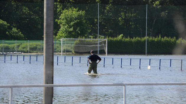 Údržbář Viktorie Plzeň obhlíží zaplavené tréninkové hřiště a zázemí v plzeňské Luční ulici. Údržbář Viktorie Plzeň obhlíží zaplavené tréninkové hřiště a zázemí v plzeňské Luční ulici.
