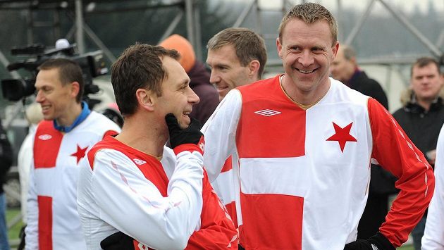 Internacionálové Slavie Praha Ivo Ulich (vlevo) a Stanislav Vlček během tradičního Silvestrovského derby. Zatímco první se Ligy mistrů nedočkal, druhý byl u zatím jediné účasti Slavie. Internacionálové Slavie Praha Ivo Ulich (vlevo) a Stanislav Vlček během tradičního Silvestrovského derby. Zatímco první se Ligy mistrů nedočkal, druhý byl u zatím jediné účasti Slavie.