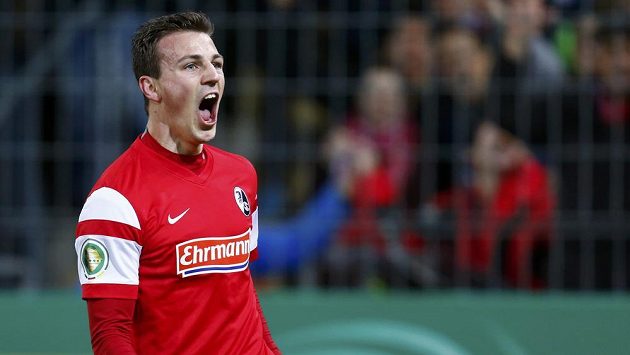 Záložník Freiburgu Vladimír Darida se raduje z gólu, který vstřelil Kolínu nad Rýnem. Záložník Freiburgu Vladimír Darida se raduje z gólu, který vstřelil Kolínu nad Rýnem.