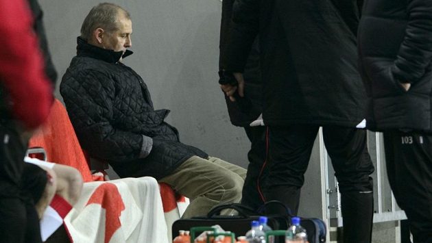 Zklamaný trenér pražské Slavie Petr Rada (vlevo) po utkání s Duklou. Zklamaný trenér pražské Slavie Petr Rada (vlevo) po utkání s Duklou.