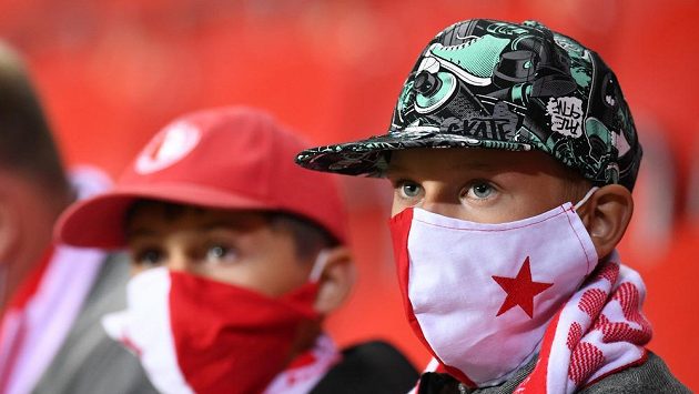 Fanoušci fotbalové Slavie během utkání s Teplicemi. Ilustrační foto. Fanoušci fotbalové Slavie během utkání s Teplicemi. Ilustrační foto.