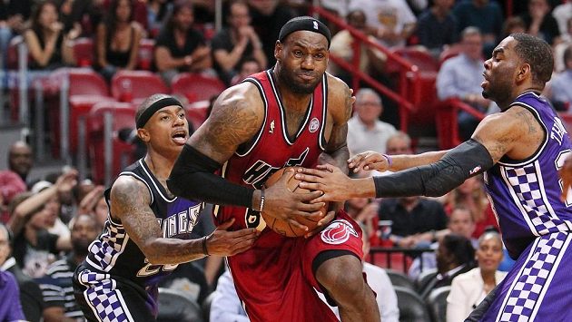 LeBron James proniká obranou Sacramenta. LeBron James proniká obranou Sacramenta.