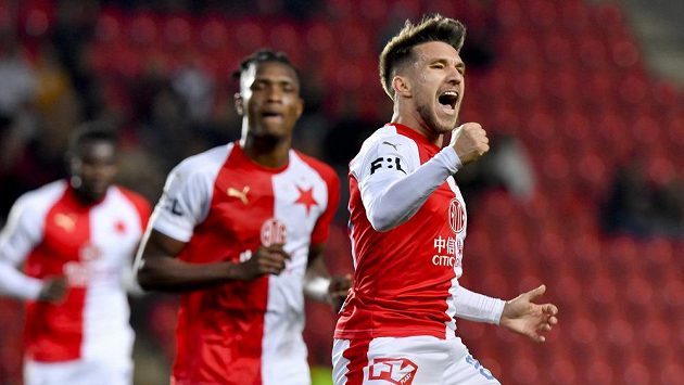 Alexandru Baluta (vpravo) se raduje z druhého gólu Slavie. Alexandru Baluta (vpravo) se raduje z druhého gólu Slavie.