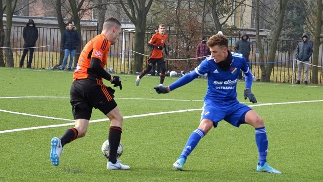 Šestnáctiletý talent Baníku Jakub Drozd (vpravo) v přípravě proti slovenskému Ružomberku. Šestnáctiletý talent Baníku Jakub Drozd (vpravo) v přípravě proti slovenskému Ružomberku.