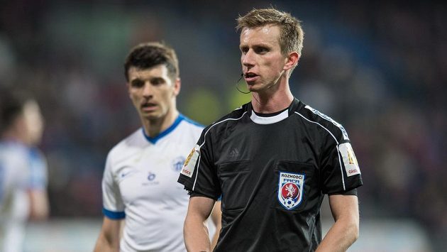 Rozhodčí Jan Machálek. Rozhodčí Jan Machálek.