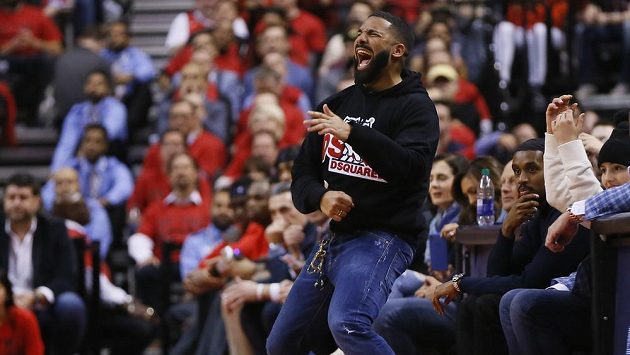 Kanadský herec a zpěvák Drake se vysmívá u palubovky jednomu z hráčů Milwaukee Bucks kvůli tomu, že netrefil trestný hod v semifinálové sérii s Toronto Raptors. Kanadský herec a zpěvák Drake se vysmívá u palubovky jednomu z hráčů Milwaukee Bucks kvůli tomu, že netrefil trestný hod v semifinálové sérii s Toronto Raptors.