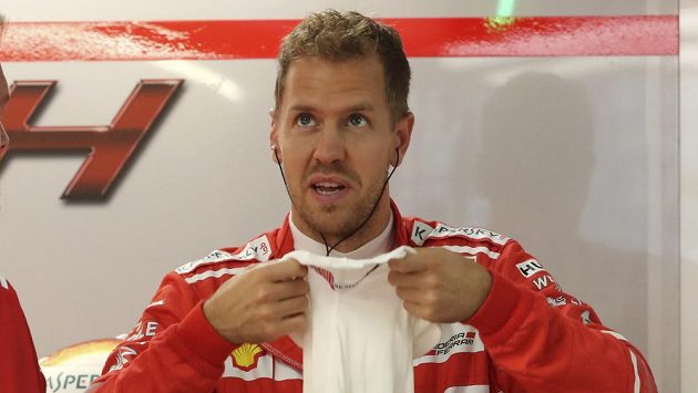 Němec Sebastian Vettel před startem tréninku při GP Japonska. Němec Sebastian Vettel před startem tréninku při GP Japonska.