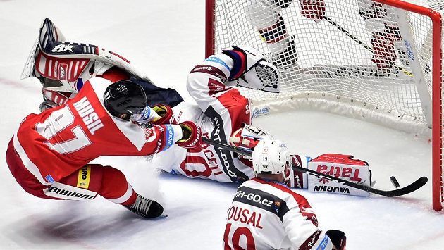 Pavel Musil z Olomouce střílí v prodloužení vítěznou branku. Pavel Musil z Olomouce střílí v prodloužení vítěznou branku.