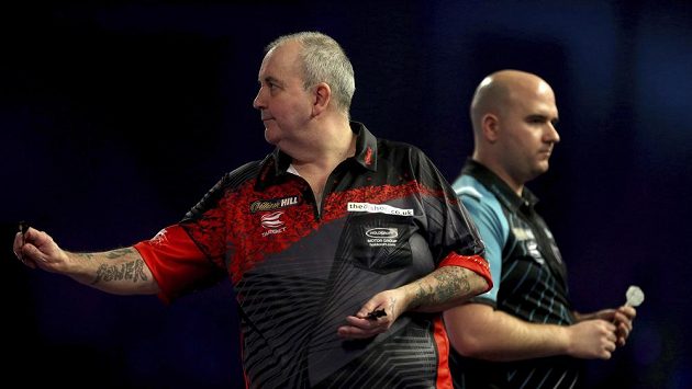Sedmapadesátiletý Angličan Phil Taylor nezakončil fenomenální šipkařskou kariéru sedmnáctým titulem mistra světa, ale finálovou porážkou s debutantem Robem Crossem (vpravo). O třicet let mladší krajan nad ním ve finále zvítězil 7:2. Sedmapadesátiletý Angličan Phil Taylor nezakončil fenomenální šipkařskou kariéru sedmnáctým titulem mistra světa, ale finálovou porážkou s debutantem Robem Crossem (vpravo). O třicet let mladší krajan nad ním ve finále zvítězil 7:2.