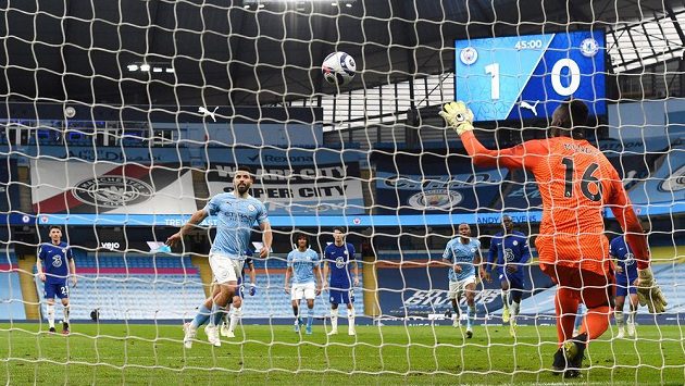 Brankář Chelsea Edouard Mendy (16) chytá penaltu Sergia Agüera v zápase 35. kole Premier League na hřišti Manchesteru City. Brankář Chelsea Edouard Mendy (16) chytá penaltu Sergia Agüera v zápase 35. kole Premier League na hřišti Manchesteru City.