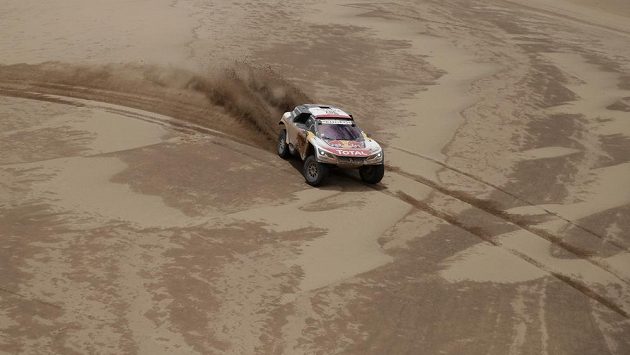 Cyril Despres z Francie během páté etapy Rally Dakar mezi Tupizou a Orurem. Cyril Despres z Francie během páté etapy Rally Dakar mezi Tupizou a Orurem.