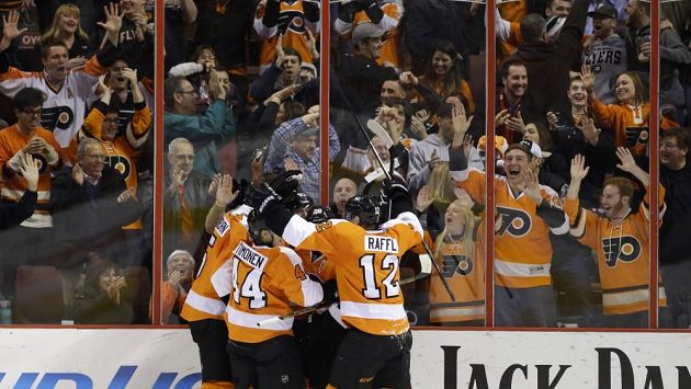 Hokejisté Philadelphie se radují z gólu proti Columbusu. Hokejisté Philadelphie se radují z gólu proti Columbusu.