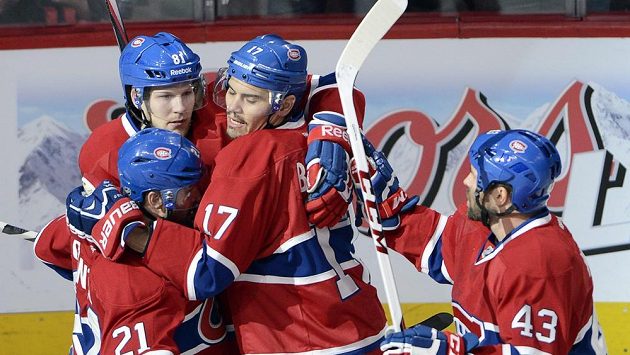 Hokejisté Montrealu se radují z branky, kterou vstřelil Lars Eller (druhý zleva) Bostonu. Hokejisté Montrealu se radují z branky, kterou vstřelil Lars Eller (druhý zleva) Bostonu.