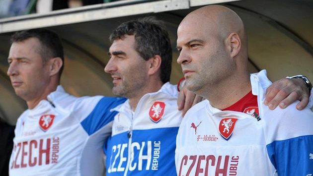 Trenér reprezentace U21 Jakub Dovalil (vpravo), asistent Jan Suchopárek (uprostřed) a trenér brankářů Petr Kouba. Trenér reprezentace U21 Jakub Dovalil (vpravo), asistent Jan Suchopárek (uprostřed) a trenér brankářů Petr Kouba.