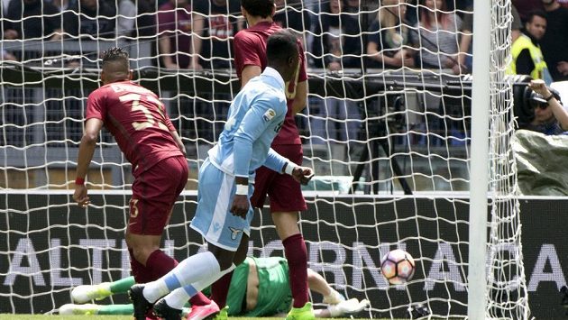 Fotbalista Lazia Keita dává gól v derby s AS Řím. Fotbalista Lazia Keita dává gól v derby s AS Řím.
