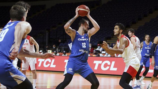 Ondřej Balvín (12) v utkání olympijské kvalifikace s Turky. Ondřej Balvín (12) v utkání olympijské kvalifikace s Turky.