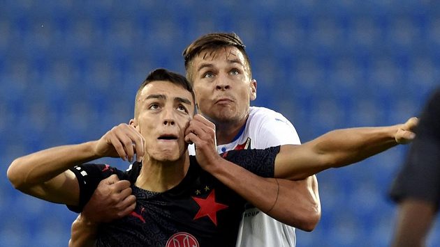 Zleva Petar Musa ze Slavie a Jakub Pokorný z Ostravy - ilustrační foto. Zleva Petar Musa ze Slavie a Jakub Pokorný z Ostravy - ilustrační foto.