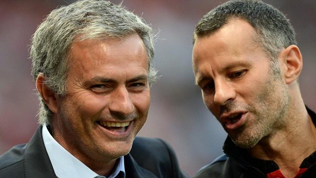 José Mourinho (vlevo) se může smát. Kandidátem na post trenéra Manchesteru United byl i Ryan Giggs, podle všeho se ale týmu ujme právě Portugalec. José Mourinho (vlevo) se může smát. Kandidátem na post trenéra Manchesteru United byl i Ryan Giggs, podle všeho se ale týmu ujme právě Portugalec.