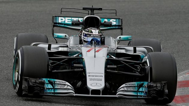 Valtteri Bottas s mercedesm při testech v Barceloně. Valtteri Bottas s mercedesm při testech v Barceloně.