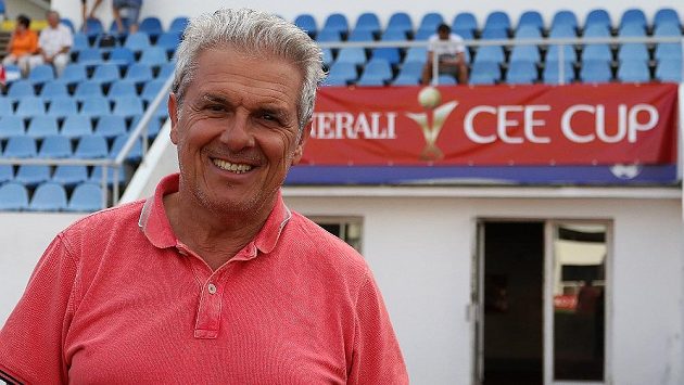 Italský skaut Giovanni Gullo vyhledává talenty pro Nice. V těchto dnech sleduje zápasy pražského CEE Cupu, mezinárodního turnaje hráčů do 19 let. Italský skaut Giovanni Gullo vyhledává talenty pro Nice. V těchto dnech sleduje zápasy pražského CEE Cupu, mezinárodního turnaje hráčů do 19 let.
