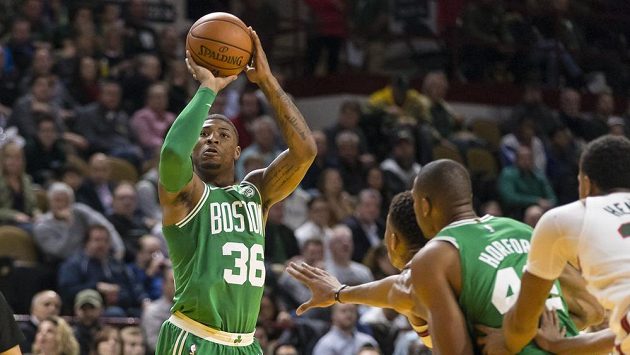 Marcus Smart (36) z Bostonu střílí na koš v zápase proti Milwaukee. Marcus Smart (36) z Bostonu střílí na koš v zápase proti Milwaukee.
