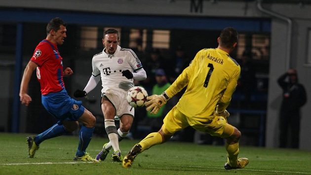 Brankář Plzně Matúš Kozáčik takto zakročil proti střele Francka Ribéryho z Bayernu. Brankář Plzně Matúš Kozáčik takto zakročil proti střele Francka Ribéryho z Bayernu.