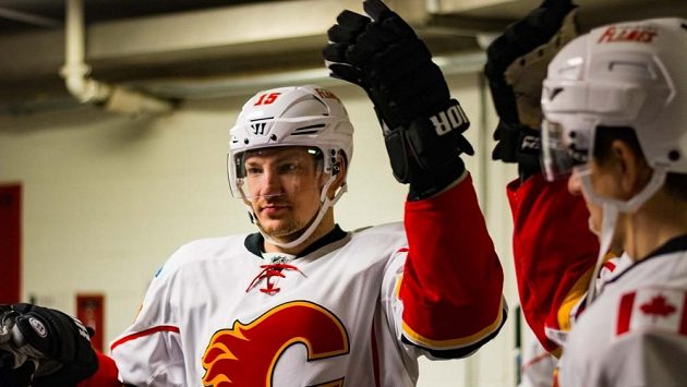 Obránce Calgary Ladislav Šmíd vynechá kvůli zdravotním problémům celý ročník NHL. Obránce Calgary Ladislav Šmíd vynechá kvůli zdravotním problémům celý ročník NHL.