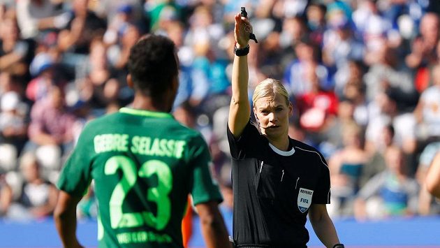 Hlavní rozhodčí Bibiana Steinhausová řídila jako první žena v historii bundesligový duel. Vlevo český obránce Brém Theodor Gebre Selassie. Hlavní rozhodčí Bibiana Steinhausová řídila jako první žena v historii bundesligový duel. Vlevo český obránce Brém Theodor Gebre Selassie.