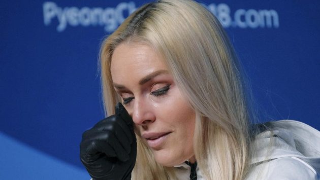 Plačící Lindsey Vonnová na tiskové konferenci. Plačící Lindsey Vonnová na tiskové konferenci.