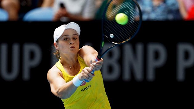 Australanka Ash Bartyová v zápase proti Francouzce Caroline Garciové. Australanka Ash Bartyová v zápase proti Francouzce Caroline Garciové.