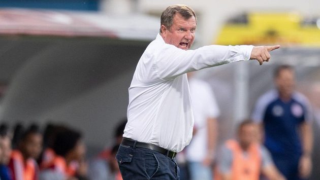 Trenér Viktorie Plzeň Pavel Vrba během utkání 2. předkola Ligy mistrů proti Olympiakosu Pireus. Trenér Viktorie Plzeň Pavel Vrba během utkání 2. předkola Ligy mistrů proti Olympiakosu Pireus.