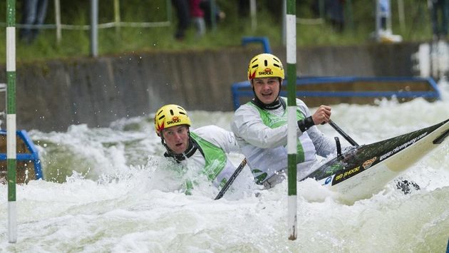 Deblkanoisté Ondřej Karlovský a Jakub Jáně při nominačním závodu na Trnávce. Deblkanoisté Ondřej Karlovský a Jakub Jáně při nominačním závodu na Trnávce.