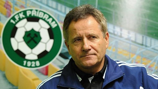 Tenér František Komňacký po debaklu v Příbrami. Tenér František Komňacký po debaklu v Příbrami.