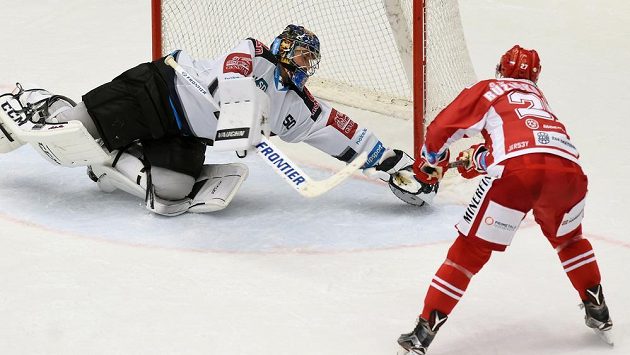 Z této střely ještě Martin Růžička z Třince nepřekonal Jána Laca z Chomutova. Nicméně o pár chvil později si spravil chuť a rozhodl o výhře Ocelářů. Z této střely ještě Martin Růžička z Třince nepřekonal Jána Laca z Chomutova. Nicméně o pár chvil později si spravil chuť a rozhodl o výhře Ocelářů.