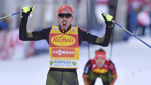 Německý sdruženář Johannes Rydzek slaví triumf v závodu SP v Ramsau. Německý sdruženář Johannes Rydzek slaví triumf v závodu SP v Ramsau.