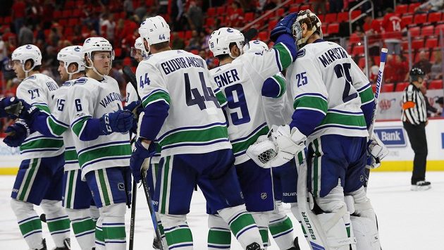 Radost hokejistů Vancouveru Canucks po vítězství v Detroitu. Radost hokejistů Vancouveru Canucks po vítězství v Detroitu.